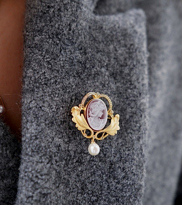 El Yapımı Gümüş Broş Cameo Tasarımlı Akik Taş ve İncili