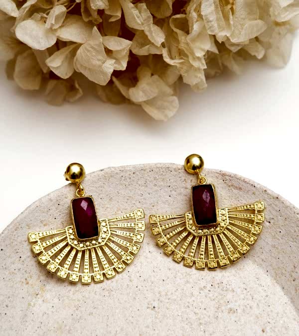 El Yapımı Çiçek Tasarımlı Yakut Taşlı Pirinç Küpe