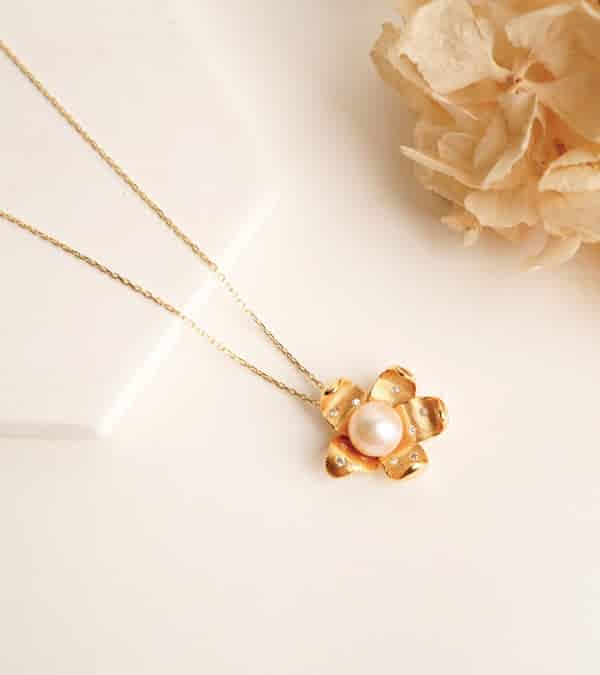 Çiçek Tasarımlı İncili Gümüş Kolye