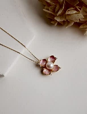 Mine İşlemeli Çiçek İncili Gümüş Kolye